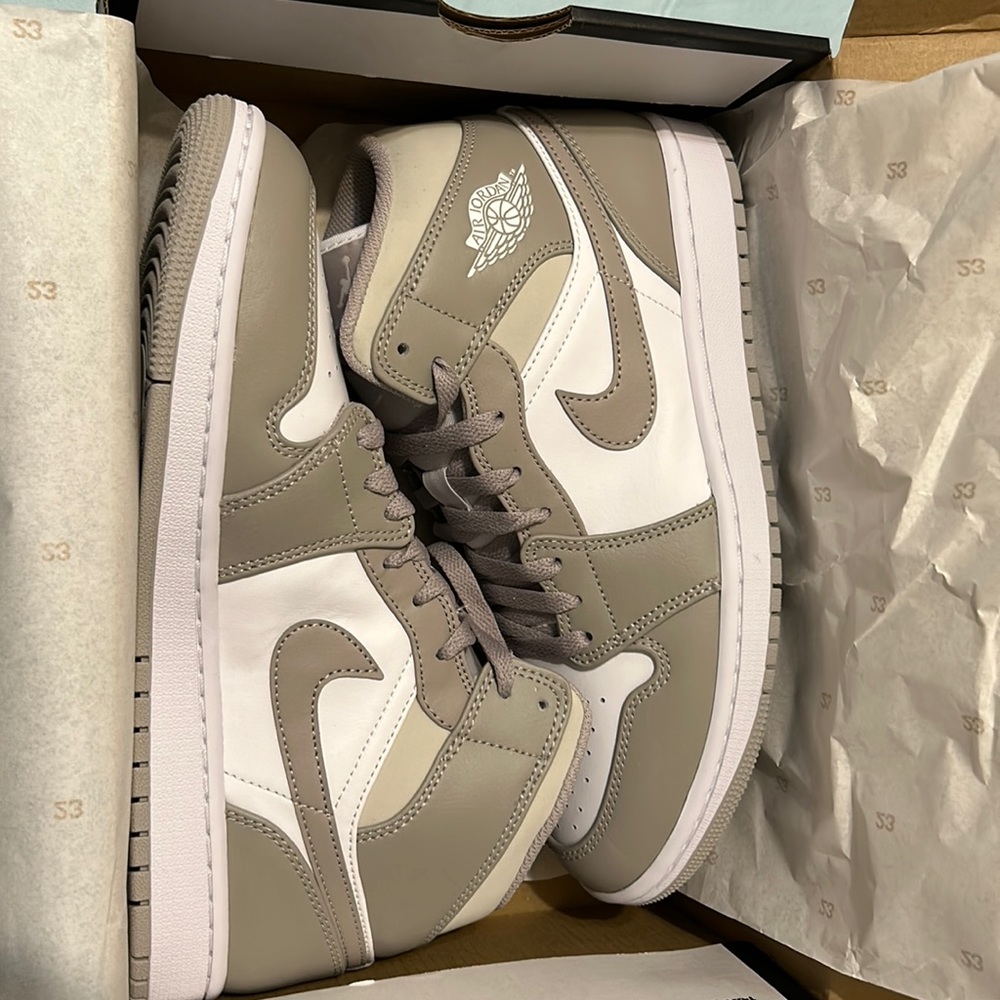 Brand new Air Jordan 1 Mid ‘College Grey’